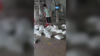 Автоматическая вертикальная упаковочная машина для хлопка 51 г Автоматическая упаковочная машина VFFS